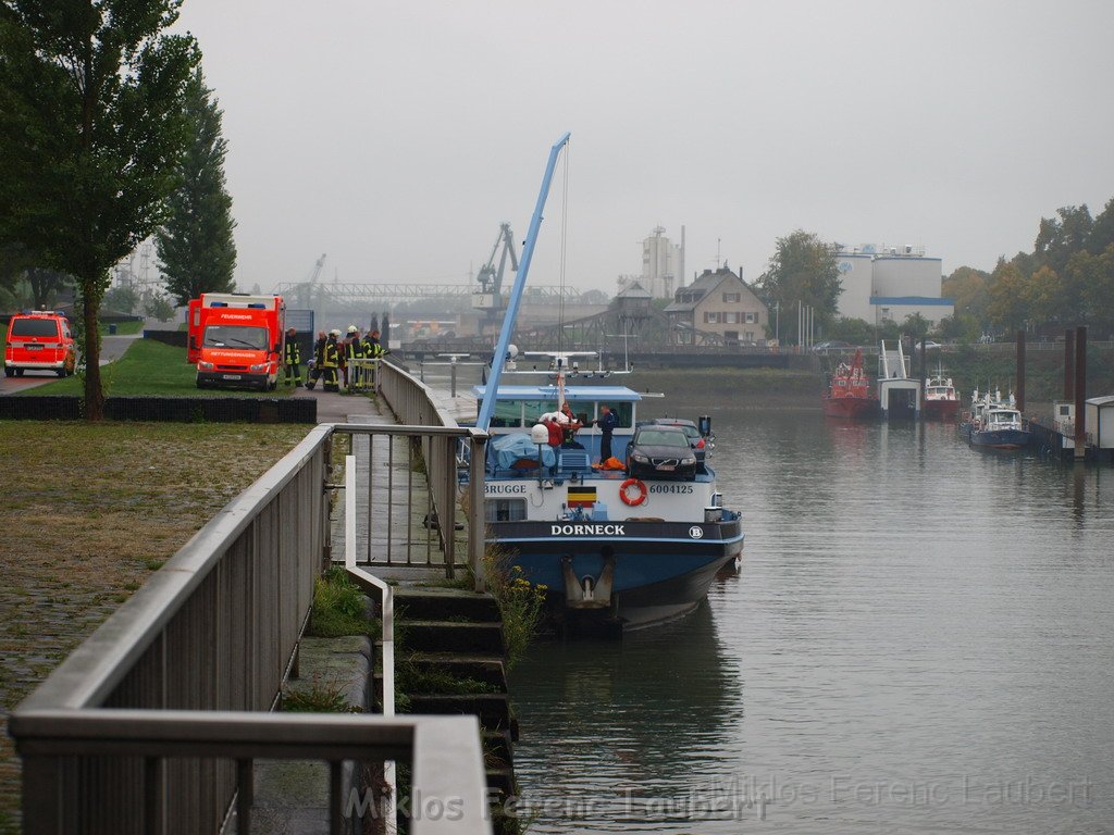 Bergung von Schiff Koeln Deutz nach Internistischen Notfall BF Koeln P01.JPG